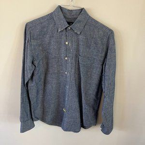 American Eagle Men’s Classic Fit Long Sleeve Button Down Shirt. Size Small.